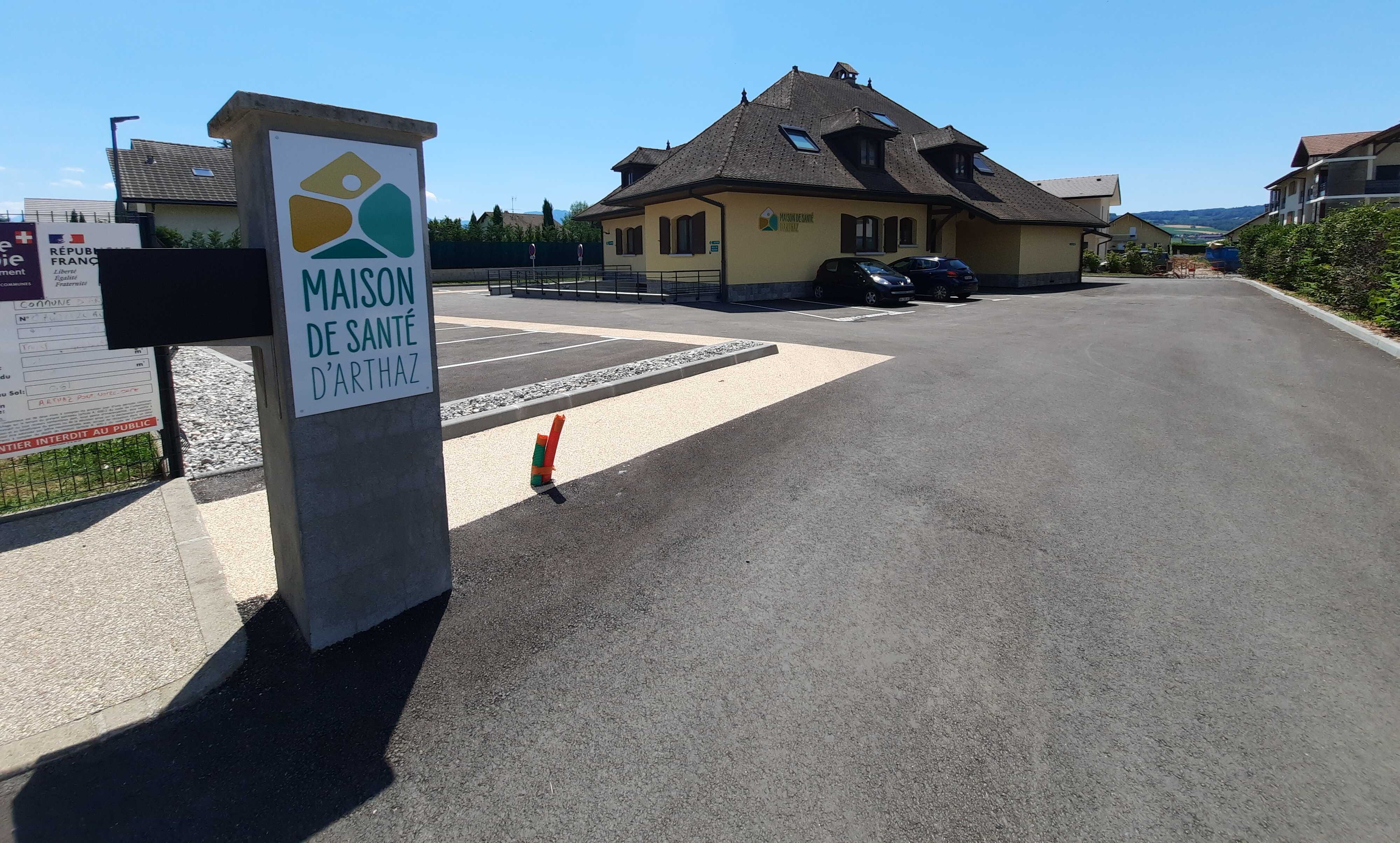 entrée du parking de la maison de santé